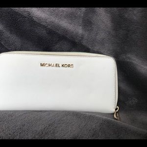 I’m selling a Michael Kors purse with a wallet